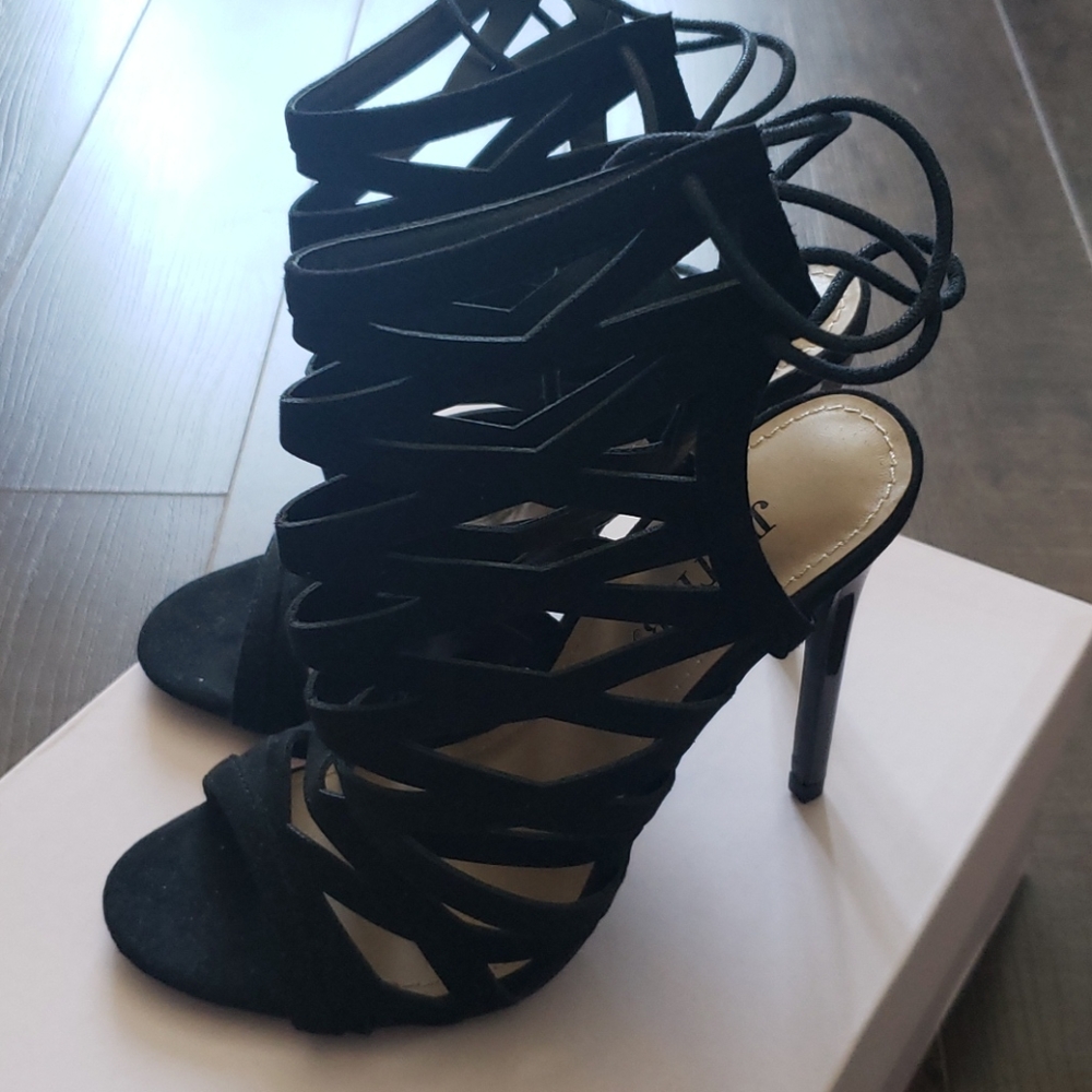 Women's strappy shoes